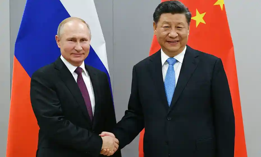 Putin shakes hands with Jinping